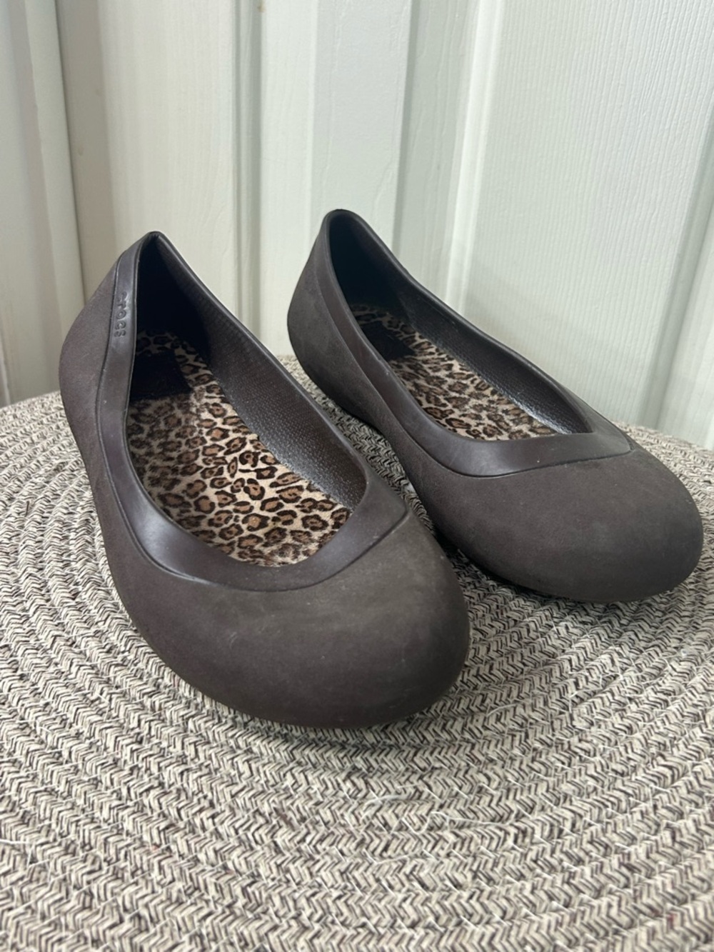 Crocs Mammoth Shoes Womens 8 Ballet Flat Leopard Print Lined Dark Brown Slip On - Picture 2 of 10